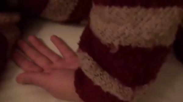 19岁的失恋小姐姐吃完安眠药后被朋友趁机偷偷塞入